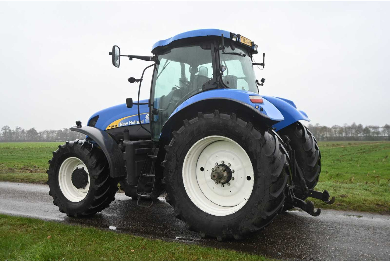 NEW HOLLAND - 2007 - T7030 - ALL-WHEEL DRIVE FARM TRACTOR - Τρακτέρ: φωτογραφία 4 NEW HOLLAND - 2007 - T7030 - ALL-WHEEL DRIVE FARM TRACTOR - Τρακτέρ: φωτογραφία 4