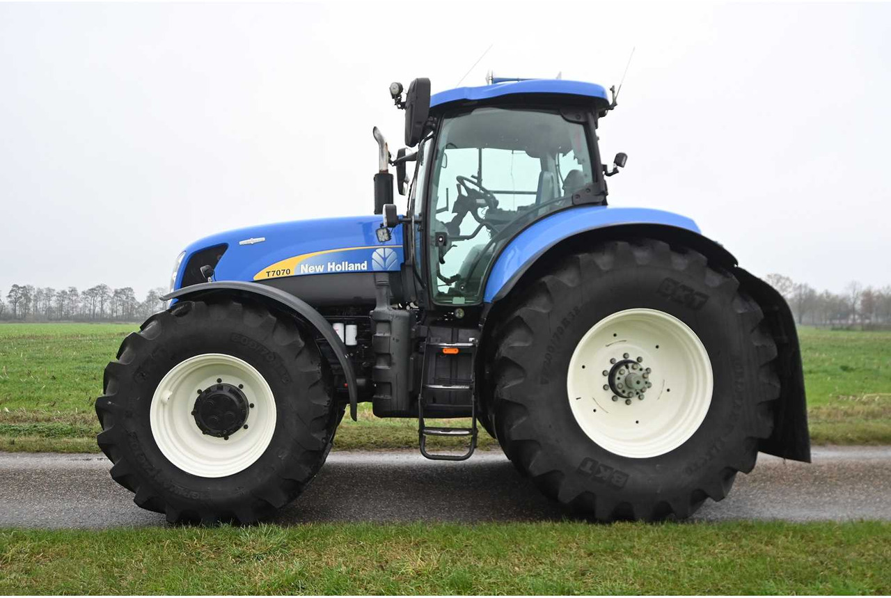 NEW HOLLAND - 2011 - T7070 - ALL-WHEEL DRIVE FARM TRACTOR - Τρακτέρ: φωτογραφία 3 NEW HOLLAND - 2011 - T7070 - ALL-WHEEL DRIVE FARM TRACTOR - Τρακτέρ: φωτογραφία 3
