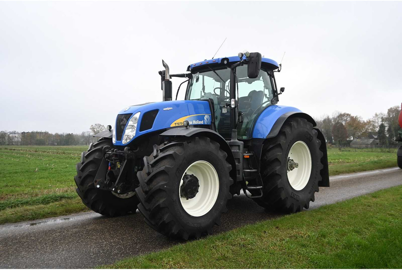 NEW HOLLAND - 2011 - T7070 - ALL-WHEEL DRIVE FARM TRACTOR - Τρακτέρ: φωτογραφία 1 NEW HOLLAND - 2011 - T7070 - ALL-WHEEL DRIVE FARM TRACTOR - Τρακτέρ: φωτογραφία 1