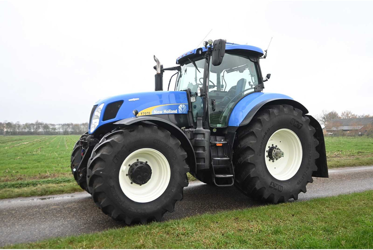 NEW HOLLAND - 2011 - T7070 - ALL-WHEEL DRIVE FARM TRACTOR - Τρακτέρ: φωτογραφία 2 NEW HOLLAND - 2011 - T7070 - ALL-WHEEL DRIVE FARM TRACTOR - Τρακτέρ: φωτογραφία 2