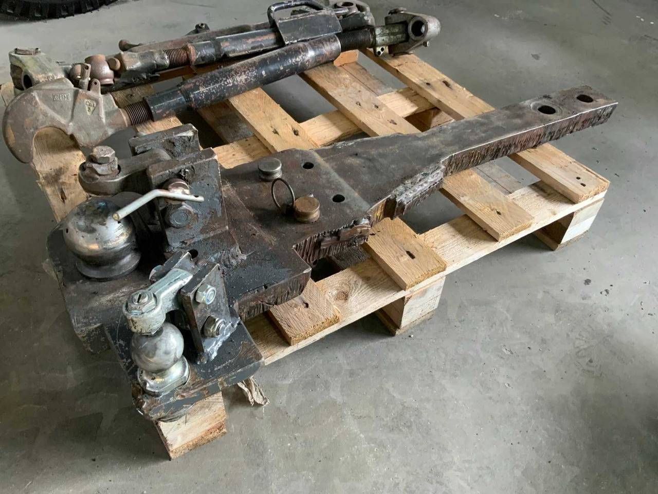 NEW HOLLAND 7000-SERIES / K80 - K50 TOWBAR - Τρακτέρ: φωτογραφία 1 NEW HOLLAND 7000-SERIES / K80 - K50 TOWBAR - Τρακτέρ: φωτογραφία 1