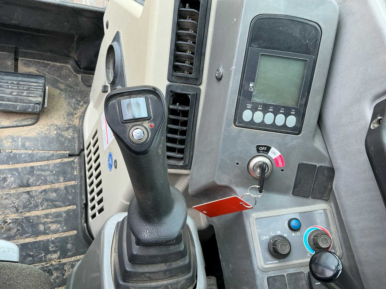 Ερπυστριοφόρος εκσκαφέας Yanmar SV100-2A: φωτογραφία 41 Ερπυστριοφόρος εκσκαφέας Yanmar SV100-2A: φωτογραφία 41