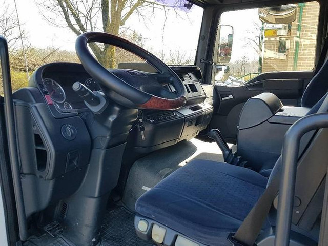 Interior photo 1: Φορτηγό κόφα MAN TGL 12.210 4x2 BL Interior photo 1: Φορτηγό κόφα MAN TGL 12.210 4x2 BL