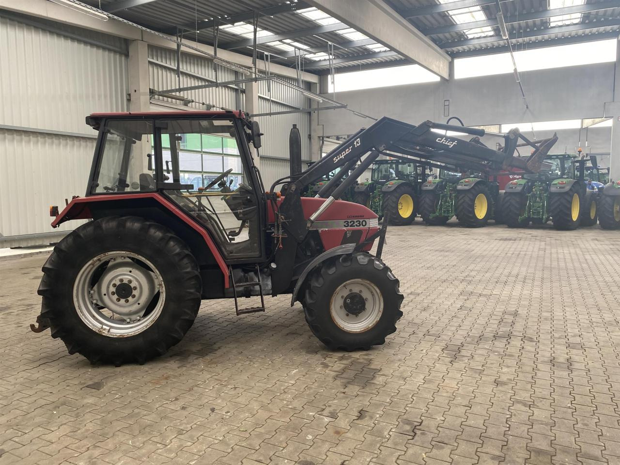 Case-IH 3230 - Τρακτέρ: φωτογραφία 3 Case-IH 3230 - Τρακτέρ: φωτογραφία 3