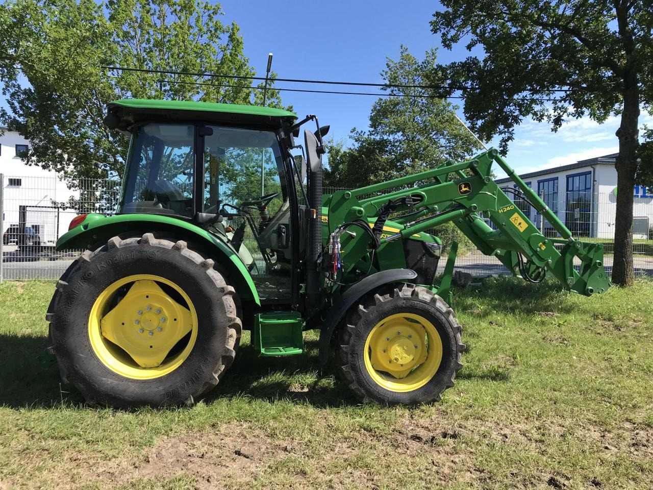 John Deere 5075E - Τρακτέρ: φωτογραφία 1 John Deere 5075E - Τρακτέρ: φωτογραφία 1