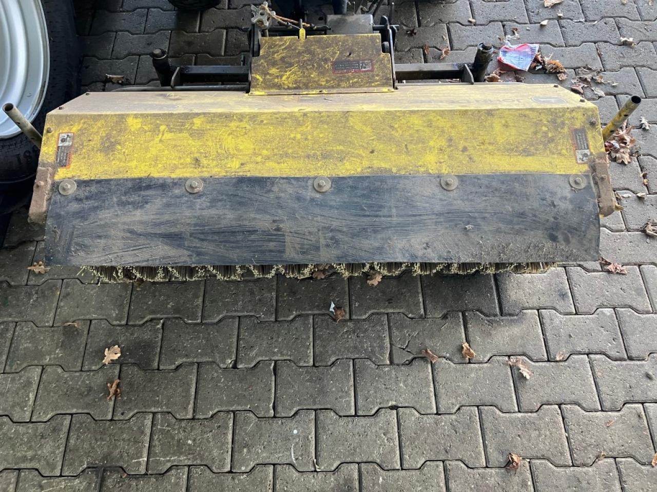 John Deere 52 inch Broom - Σκούπα: φωτογραφία 5 John Deere 52 inch Broom - Σκούπα: φωτογραφία 5