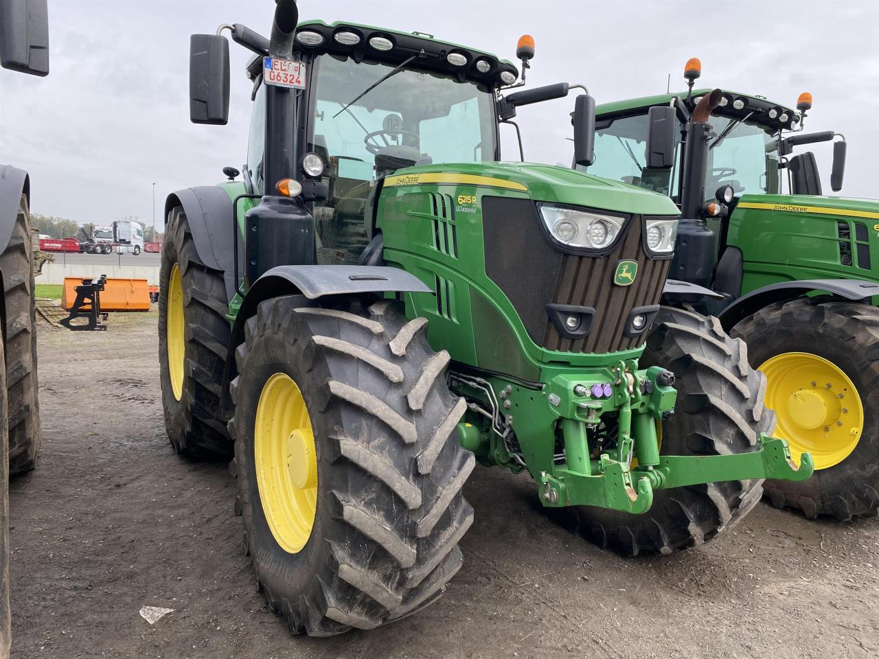 John Deere 6215R - Τρακτέρ: φωτογραφία 1 John Deere 6215R - Τρακτέρ: φωτογραφία 1