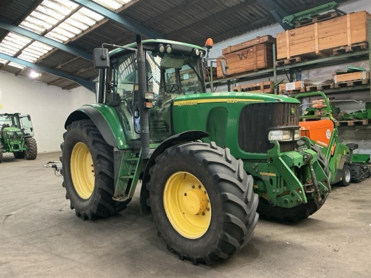 John Deere 6820 - Τρακτέρ: φωτογραφία 1 John Deere 6820 - Τρακτέρ: φωτογραφία 1