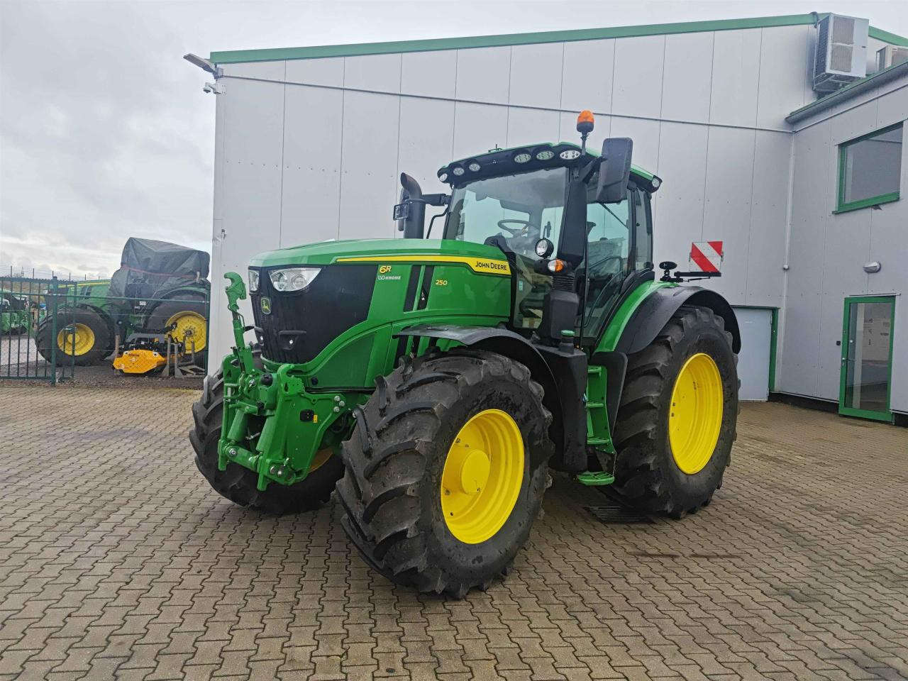 John Deere 6R 250 - Τρακτέρ: φωτογραφία 1 John Deere 6R 250 - Τρακτέρ: φωτογραφία 1