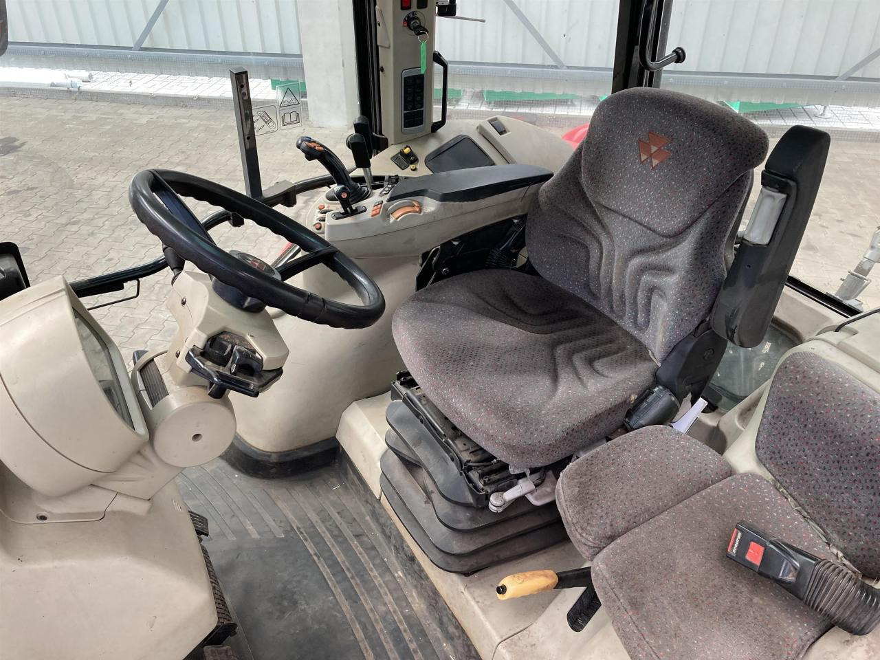 Massey Ferguson 5611 Dyna 4 - Τρακτέρ: φωτογραφία 4 Massey Ferguson 5611 Dyna 4 - Τρακτέρ: φωτογραφία 4