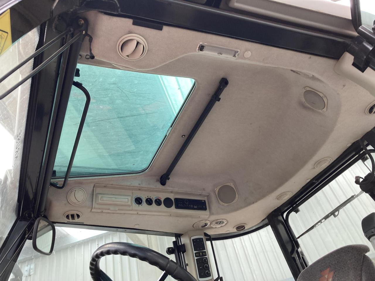 Massey Ferguson 5611 Dyna 4 - Τρακτέρ: φωτογραφία 5 Massey Ferguson 5611 Dyna 4 - Τρακτέρ: φωτογραφία 5