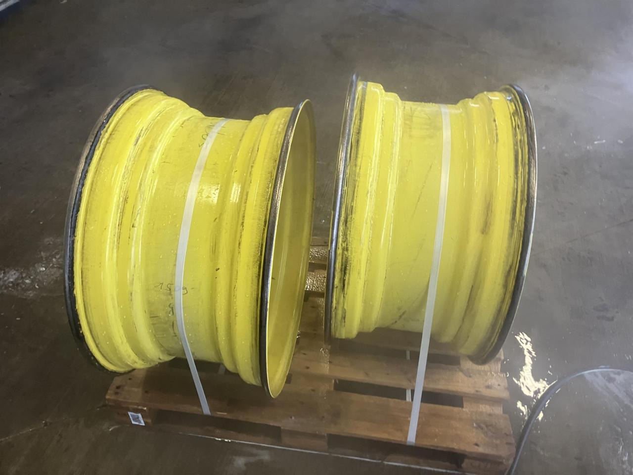 UNBEKANNT 16x30 - Ζάντα για Γεωργικά μηχανήματα: φωτογραφία 1 UNBEKANNT 16x30 - Ζάντα για Γεωργικά μηχανήματα: φωτογραφία 1