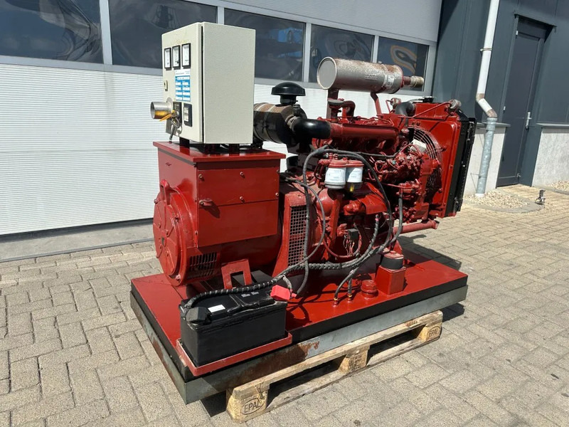 Iveco 8041 I 06.55 Leroy Somer 45 KVA noodstroom generatorset as New ! 104 hours - Βιομηχανική γεννήτρια: φωτογραφία 3 Iveco 8041 I 06.55 Leroy Somer 45 KVA noodstroom generatorset as New ! 104 hours - Βιομηχανική γεννήτρια: φωτογραφία 3