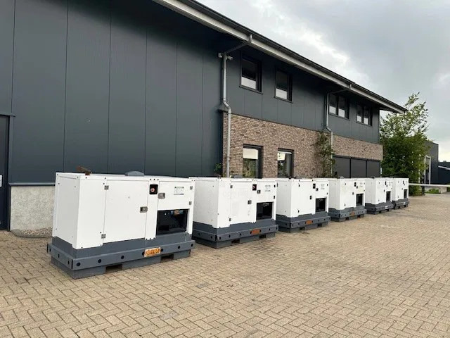 Βιομηχανική γεννήτρια Iveco FPT F32 AM1A Leroy Somer 32 kVA Silent generatorset 28 hours !: φωτογραφία 5