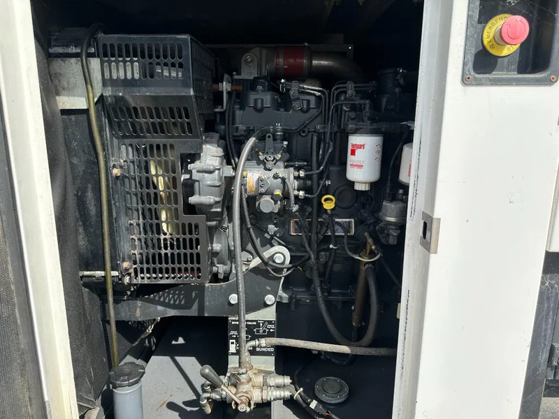 Iveco FPT F32 AM1A Leroy Somer 32 kVA Silent generatorset 39 hours ! - Βιομηχανική γεννήτρια: φωτογραφία 4 Iveco FPT F32 AM1A Leroy Somer 32 kVA Silent generatorset 39 hours ! - Βιομηχανική γεννήτρια: φωτογραφία 4
