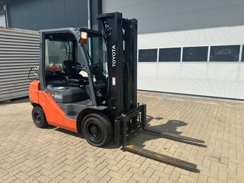 Toyota 2.5 ton Tonero 25 Triplex Freelift Sideshift LPG Heftruck - Υγραεριοκίνητο περονοφόρο: φωτογραφία 2 Toyota 2.5 ton Tonero 25 Triplex Freelift Sideshift LPG Heftruck - Υγραεριοκίνητο περονοφόρο: φωτογραφία 2