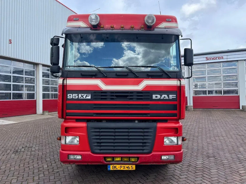 DAF XF FAR 95XF.380 EURO 2 - Φορτηγό μεταφορά ζώων: φωτογραφία 2 DAF XF FAR 95XF.380 EURO 2 - Φορτηγό μεταφορά ζώων: φωτογραφία 2