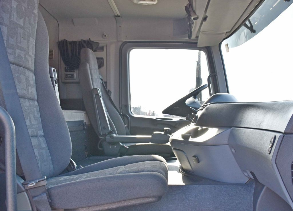 Interior photo 1: Τράκτορας Mercedes-Benz ACTROS 1844 * Sattelzugmaschine *HIAB 330-5/FUNK Mercedes-Benz ACTROS 1844 * Sattelzugmaschine *HIAB 330-5/FUNK Interior photo 1: Τράκτορας Mercedes-Benz ACTROS 1844 * Sattelzugmaschine *HIAB 330-5/FUNK Mercedes-Benz ACTROS 1844 * Sattelzugmaschine *HIAB 330-5/FUNK