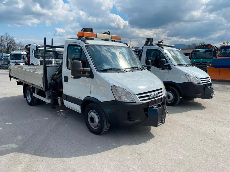 Iveco Daily 65C18 - Flatbed truck + crane - Φορτηγό με ανοιχτή καρότσα, Φορτηγό με γερανό: φωτογραφία 2 Iveco Daily 65C18 - Flatbed truck + crane - Φορτηγό με ανοιχτή καρότσα, Φορτηγό με γερανό: φωτογραφία 2