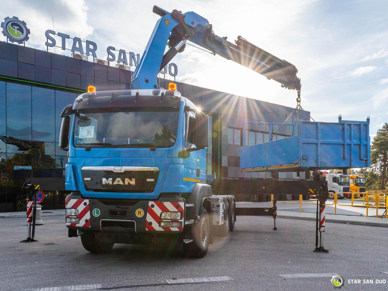 - Φορτηγό με γερανό: φωτογραφία 3 - Φορτηγό με γερανό: φωτογραφία 3