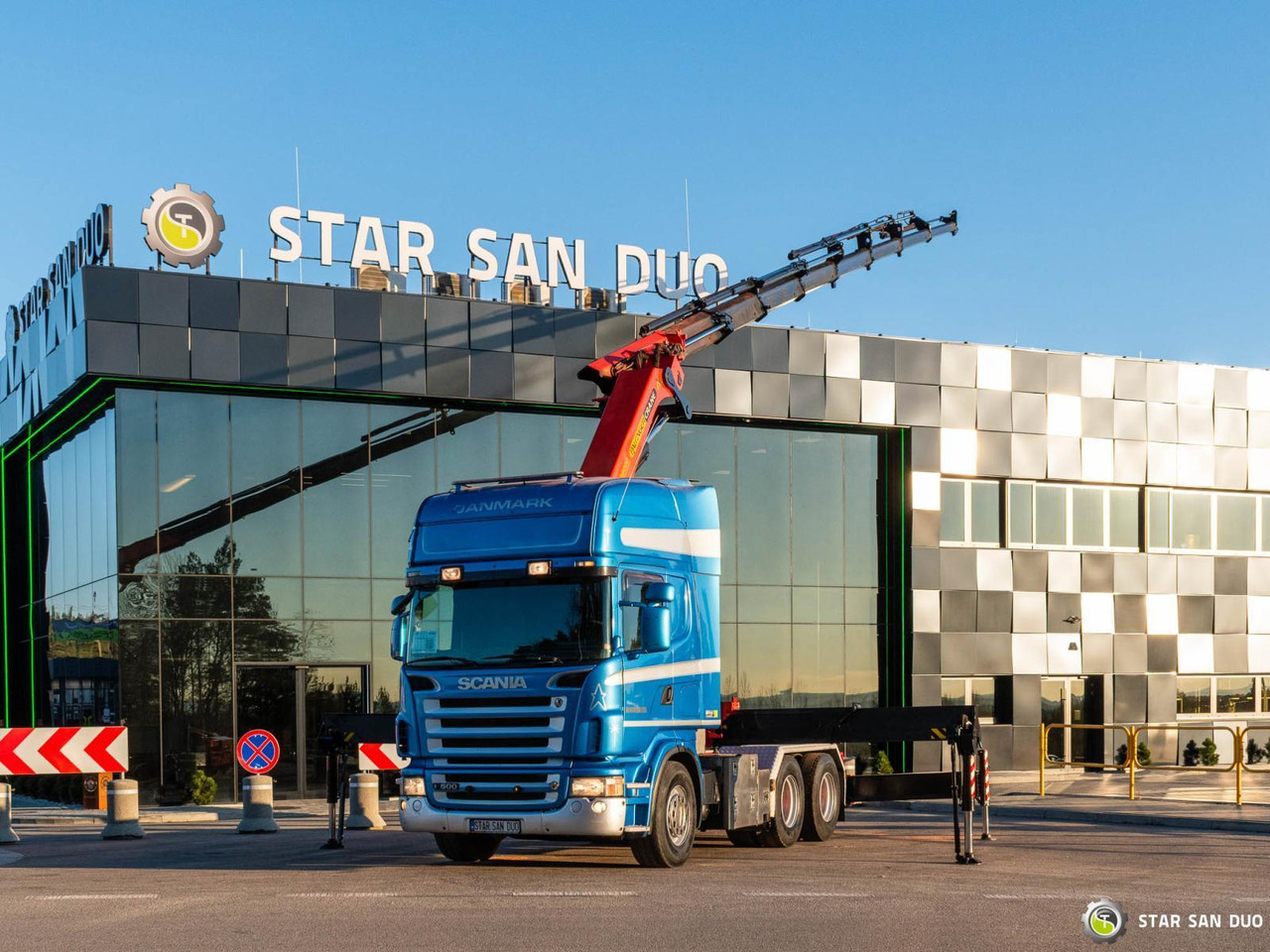 - Φορτηγό με γερανό: φωτογραφία 3 - Φορτηγό με γερανό: φωτογραφία 3