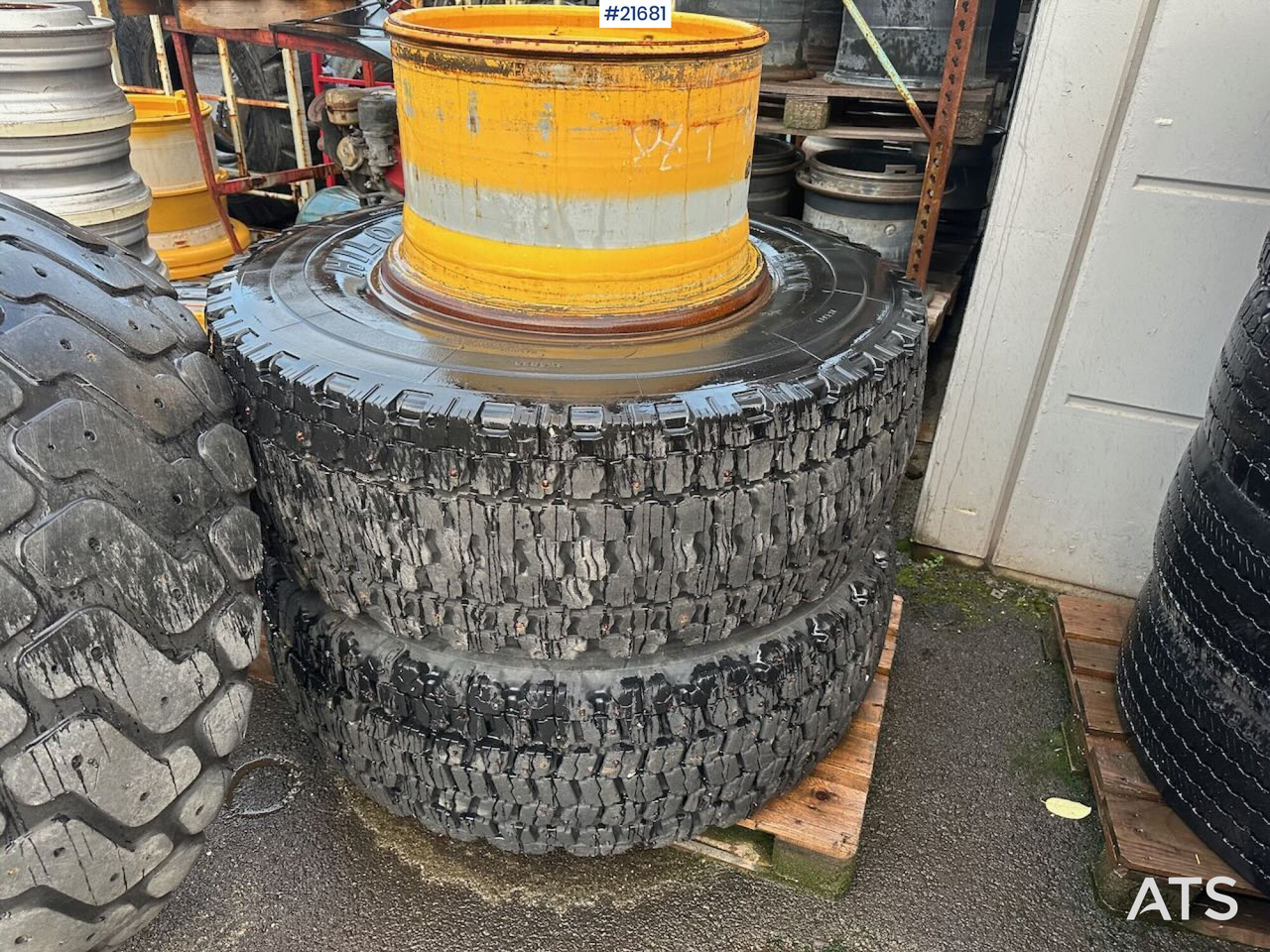 Hilo Dekkene har stått på en Volvo L60E - Ελαστικά και ζάντες για Κατασκευή μηχανήματα: φωτογραφία 1 Hilo Dekkene har stått på en Volvo L60E - Ελαστικά και ζάντες για Κατασκευή μηχανήματα: φωτογραφία 1