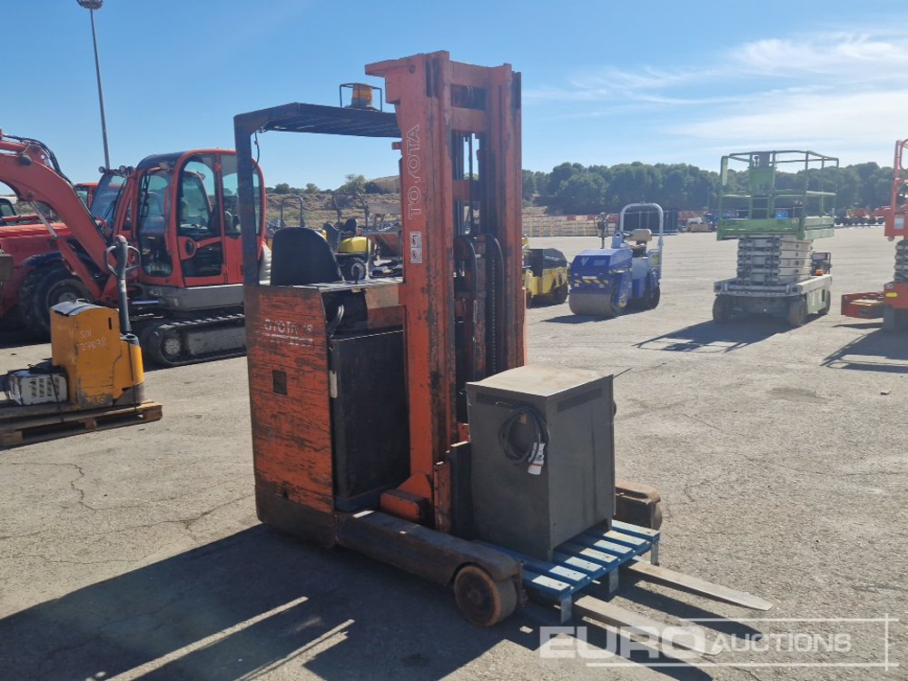 Toyota 16 1.6 Ton Electric Reach Forklift, 3 Mast, Forks, Charger - Περονοφόρο όχημα: φωτογραφία 1 Toyota 16 1.6 Ton Electric Reach Forklift, 3 Mast, Forks, Charger - Περονοφόρο όχημα: φωτογραφία 1