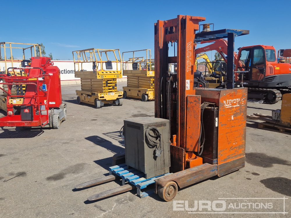 Toyota 16 1.6 Ton Electric Reach Forklift, 3 Mast, Forks, Charger - Περονοφόρο όχημα: φωτογραφία 4 Toyota 16 1.6 Ton Electric Reach Forklift, 3 Mast, Forks, Charger - Περονοφόρο όχημα: φωτογραφία 4