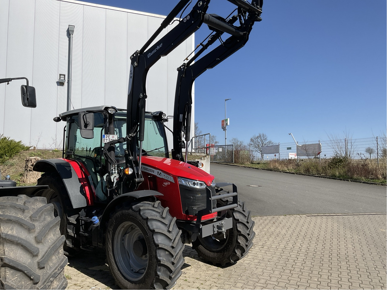 Massey Ferguson 5711M Dyna4 4WD Cab Esse - Τρακτέρ: φωτογραφία 1 Massey Ferguson 5711M Dyna4 4WD Cab Esse - Τρακτέρ: φωτογραφία 1