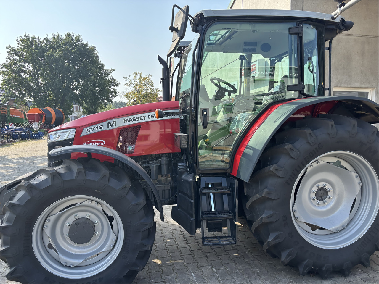 Massey Ferguson 5712M 4WD Cab Essential - Τρακτέρ: φωτογραφία 3 Massey Ferguson 5712M 4WD Cab Essential - Τρακτέρ: φωτογραφία 3