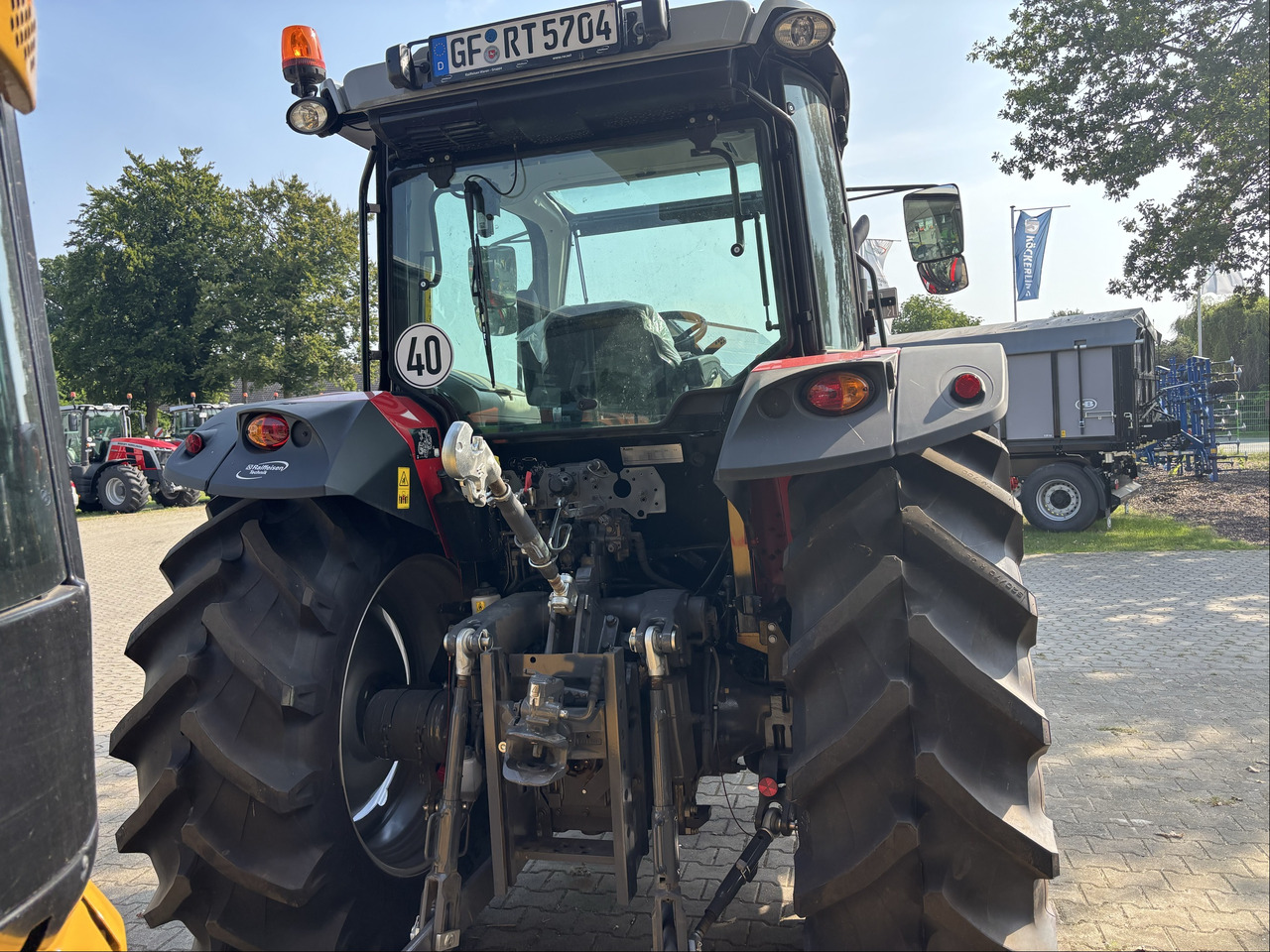 Massey Ferguson 5712M 4WD Cab Essential - Τρακτέρ: φωτογραφία 4 Massey Ferguson 5712M 4WD Cab Essential - Τρακτέρ: φωτογραφία 4