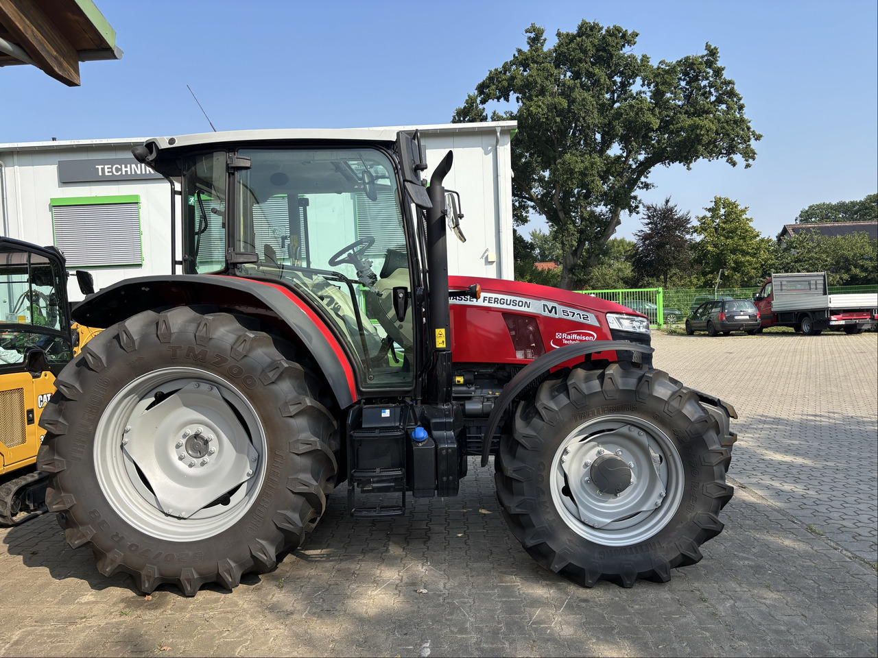 Massey Ferguson 5712M 4WD Cab Essential - Τρακτέρ: φωτογραφία 1 Massey Ferguson 5712M 4WD Cab Essential - Τρακτέρ: φωτογραφία 1