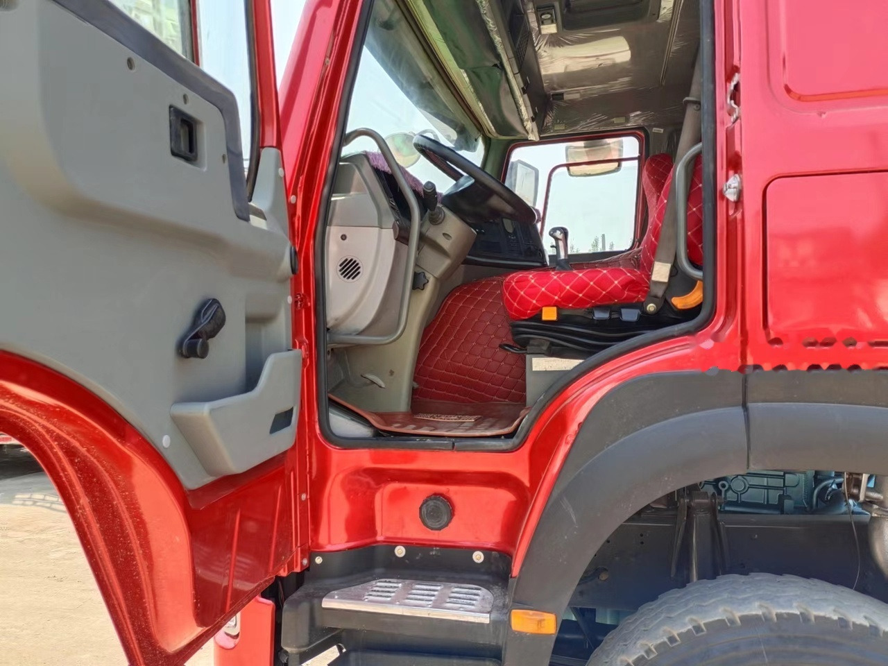 Leasing SINOTRUK Howo tractor unit 420hp 6x4 SINOTRUK Howo tractor unit 420hp 6x4: φωτογραφία 6 Leasing SINOTRUK Howo tractor unit 420hp 6x4 SINOTRUK Howo tractor unit 420hp 6x4: φωτογραφία 6