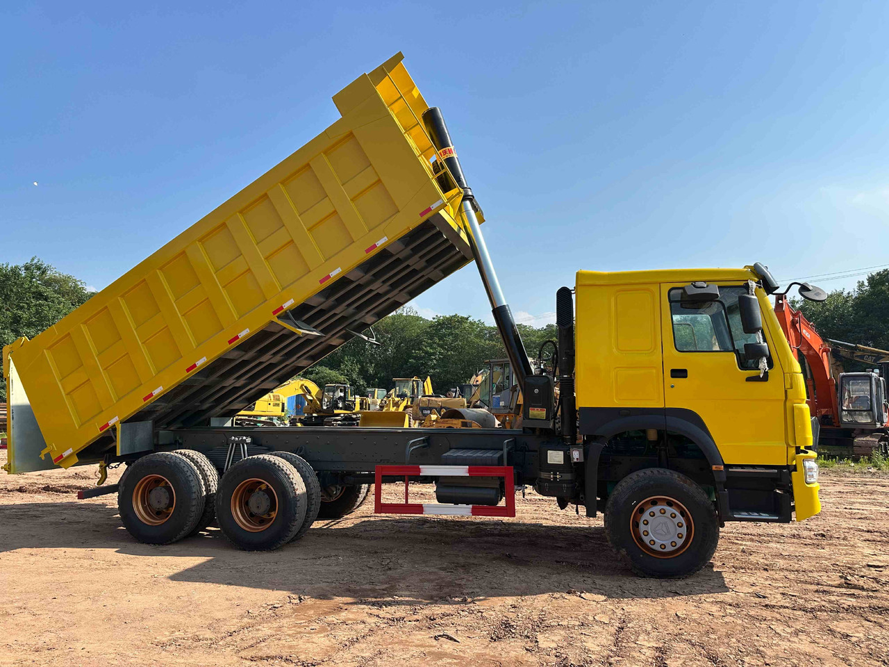 Sinotruk HOWO 400hp 6X4 - Φορτηγό ανατρεπόμενο: φωτογραφία 4 Sinotruk HOWO 400hp 6X4 - Φορτηγό ανατρεπόμενο: φωτογραφία 4