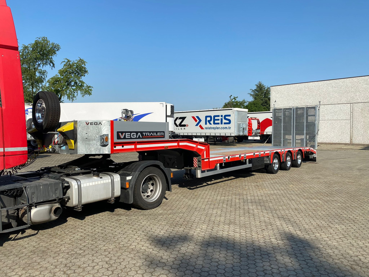 3 AXLE LOWBED (VEGA ITALIANO) - Επικαθήμενο με χαμηλό δάπεδο: φωτογραφία 2 3 AXLE LOWBED (VEGA ITALIANO) - Επικαθήμενο με χαμηλό δάπεδο: φωτογραφία 2