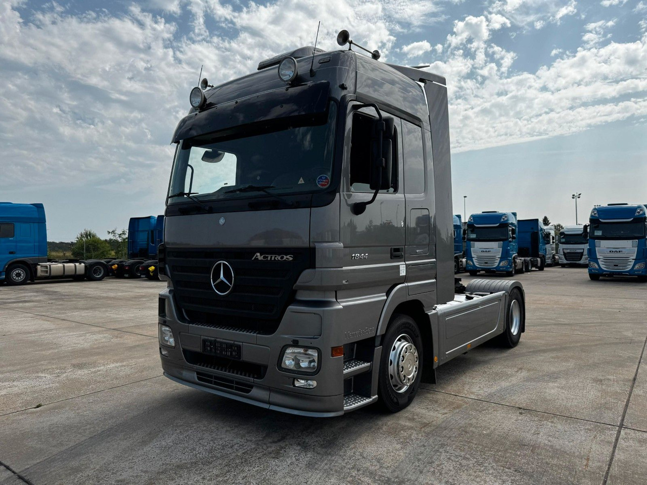 Mercedes-Benz ACTROS 1844 * AUTOMATIK * TOP * NEUE REIFEN - Τράκτορας: φωτογραφία 1 Mercedes-Benz ACTROS 1844 * AUTOMATIK * TOP * NEUE REIFEN - Τράκτορας: φωτογραφία 1