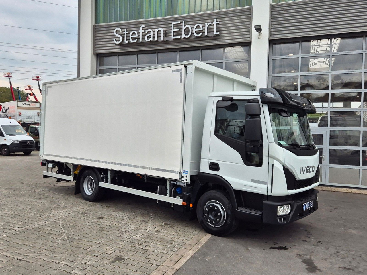 Iveco Eurocargo ML120EL25/P Böse Schiebeplanen LBW AHK - Φορτηγό για τη μεταφορά ποτών: φωτογραφία 4 Iveco Eurocargo ML120EL25/P Böse Schiebeplanen LBW AHK - Φορτηγό για τη μεταφορά ποτών: φωτογραφία 4