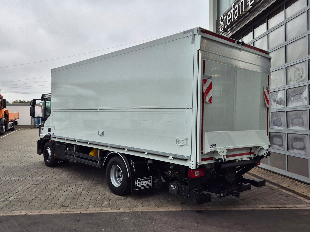 Φορτηγό για τη μεταφορά ποτών Iveco Eurocargo ML160E28/FP Böse Schwenkwand LBW 2xAHK: φωτογραφία 7