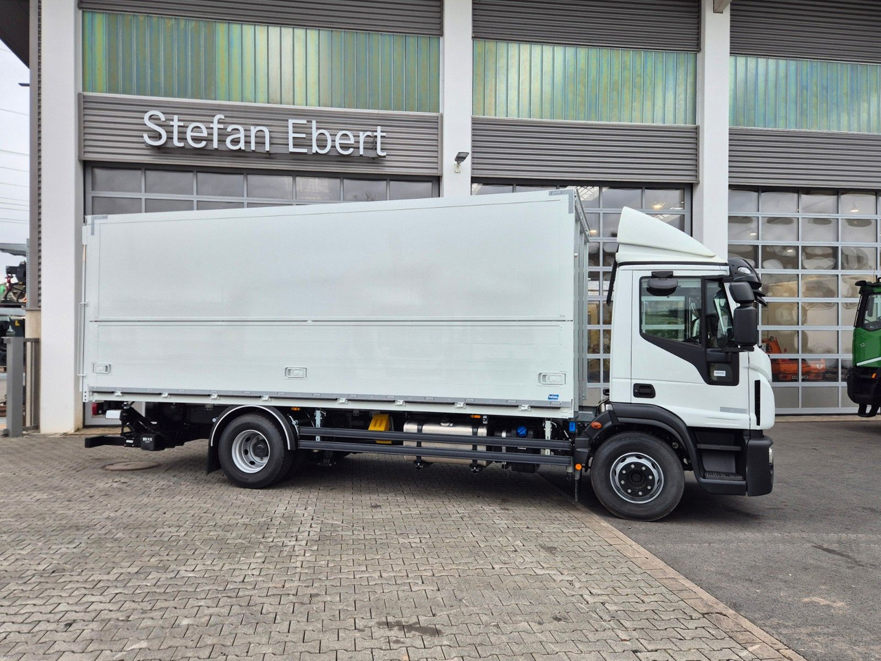 Φορτηγό για τη μεταφορά ποτών Iveco Eurocargo ML160E28/FP Böse Schwenkwand LBW 2xAHK: φωτογραφία 6