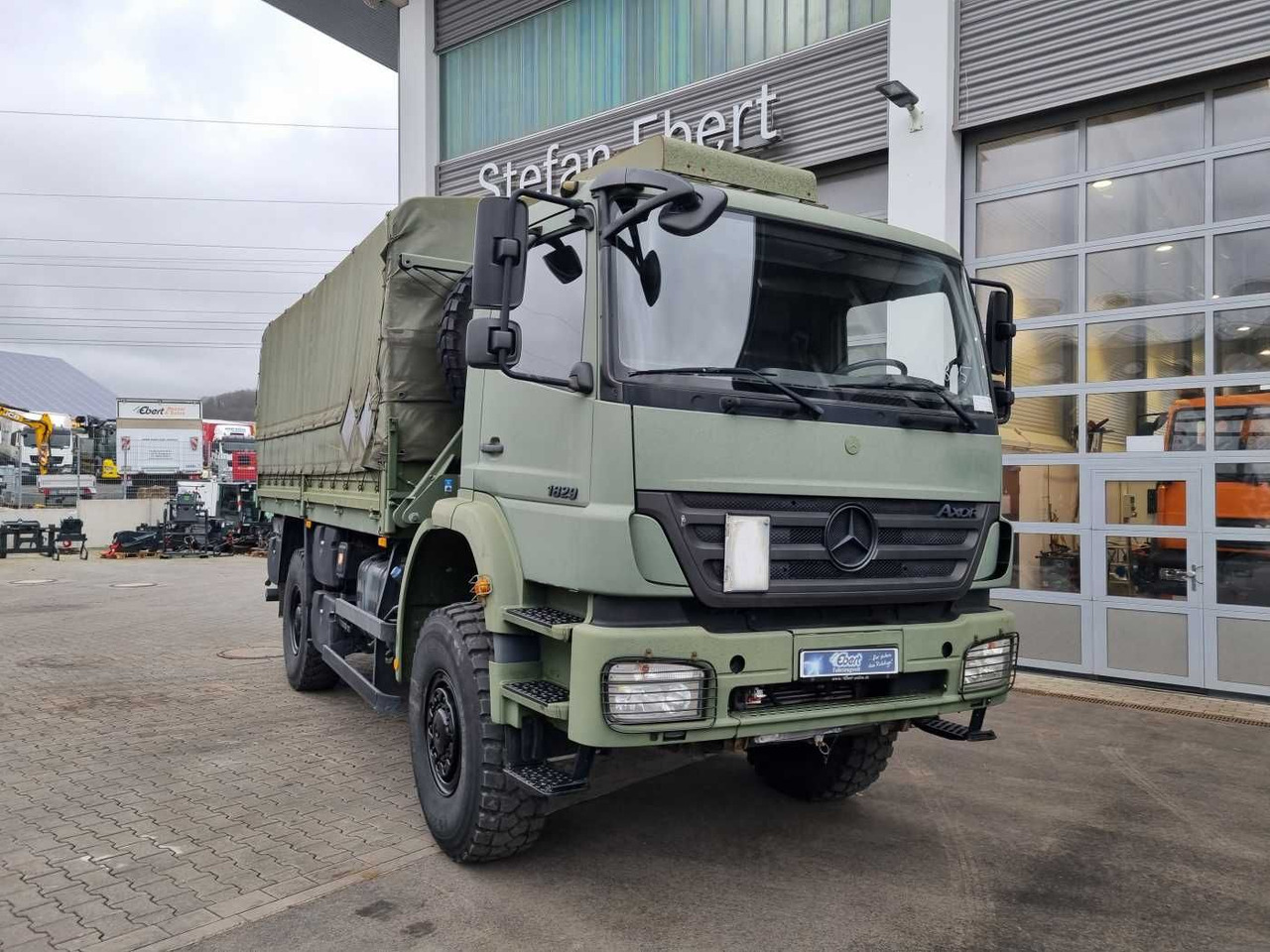 Mercedes-Benz Axor 1829 A 4x4 Pritsche/Plane 10 Stück - Φορτηγό μουσαμάς: φωτογραφία 3 Mercedes-Benz Axor 1829 A 4x4 Pritsche/Plane 10 Stück - Φορτηγό μουσαμάς: φωτογραφία 3