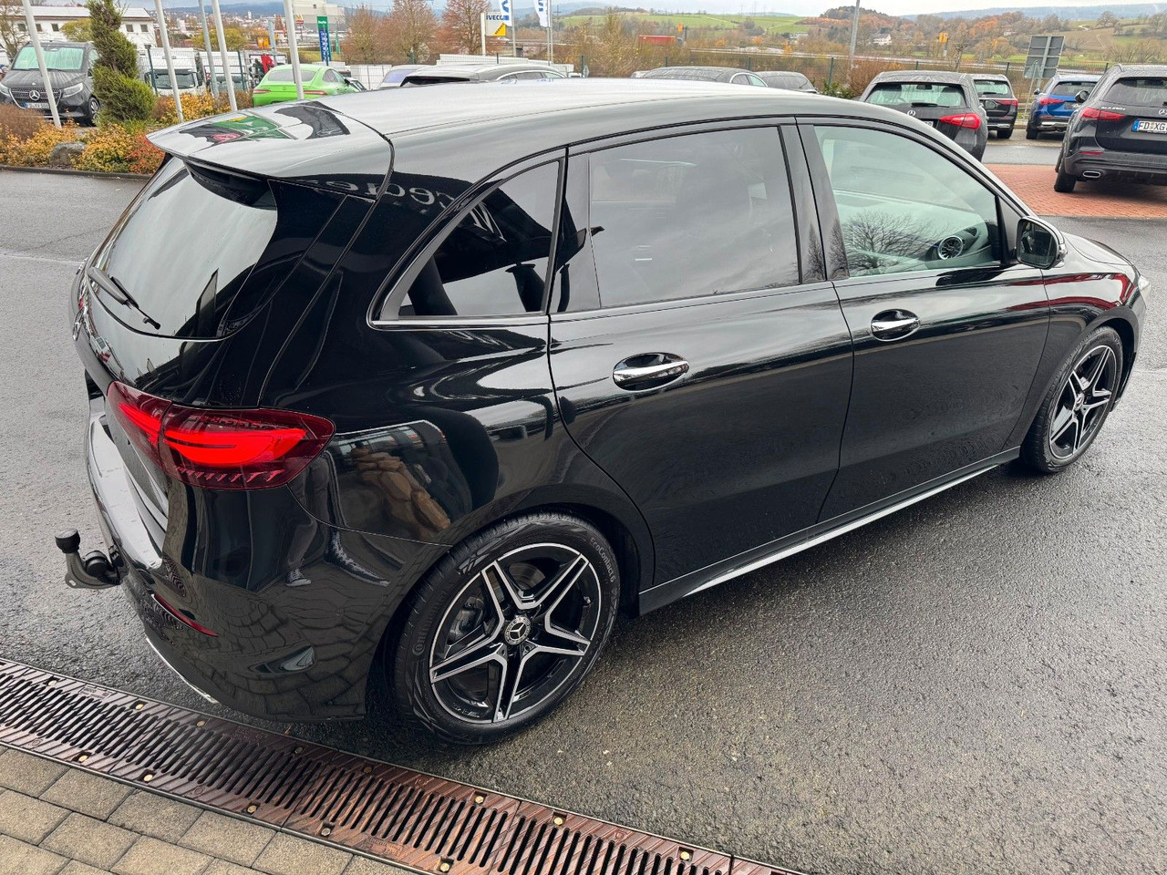 Mercedes-Benz B 200 AMG+AHK+Ambiente+RFK+MBUX+Night - Λιμουζίνα/ Sedan: φωτογραφία 3 Mercedes-Benz B 200 AMG+AHK+Ambiente+RFK+MBUX+Night - Λιμουζίνα/ Sedan: φωτογραφία 3