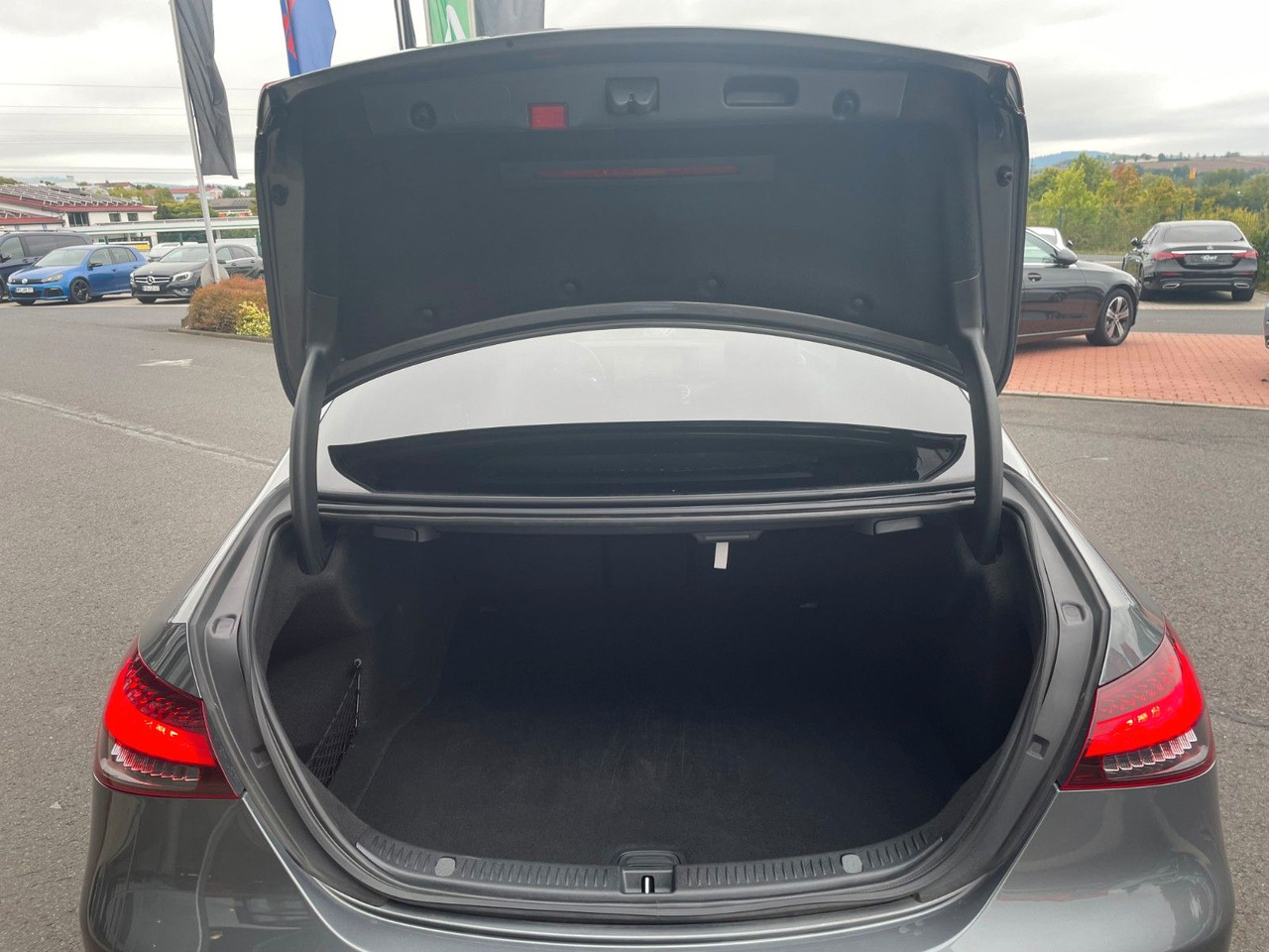 Mercedes-Benz E 220 d AMG+MBeam+Pano+Distr+R-Kamera - Λιμουζίνα/ Sedan: φωτογραφία 5 Mercedes-Benz E 220 d AMG+MBeam+Pano+Distr+R-Kamera - Λιμουζίνα/ Sedan: φωτογραφία 5