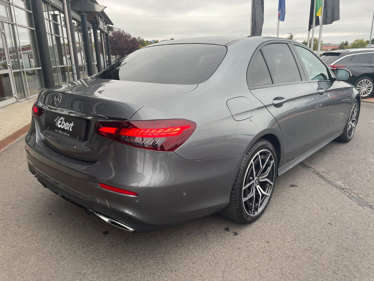 Mercedes-Benz E 220 d AMG+MBeam+Pano+Distr+R-Kamera - Λιμουζίνα/ Sedan: φωτογραφία 4 Mercedes-Benz E 220 d AMG+MBeam+Pano+Distr+R-Kamera - Λιμουζίνα/ Sedan: φωτογραφία 4