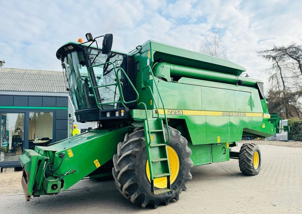 Θεριζοαλωνιστική μηχανή John Deere 2254: φωτογραφία 8
