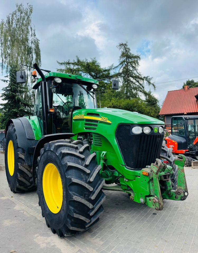 John Deere 7920 - Τρακτέρ: φωτογραφία 1 John Deere 7920 - Τρακτέρ: φωτογραφία 1