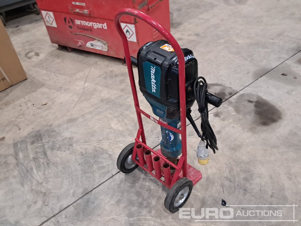 Makita AVT HM1812 110 Volt Hand Held Breaker & Trolley - Εξοπλισμού κατασκευών: φωτογραφία 3 Makita AVT HM1812 110 Volt Hand Held Breaker & Trolley - Εξοπλισμού κατασκευών: φωτογραφία 3