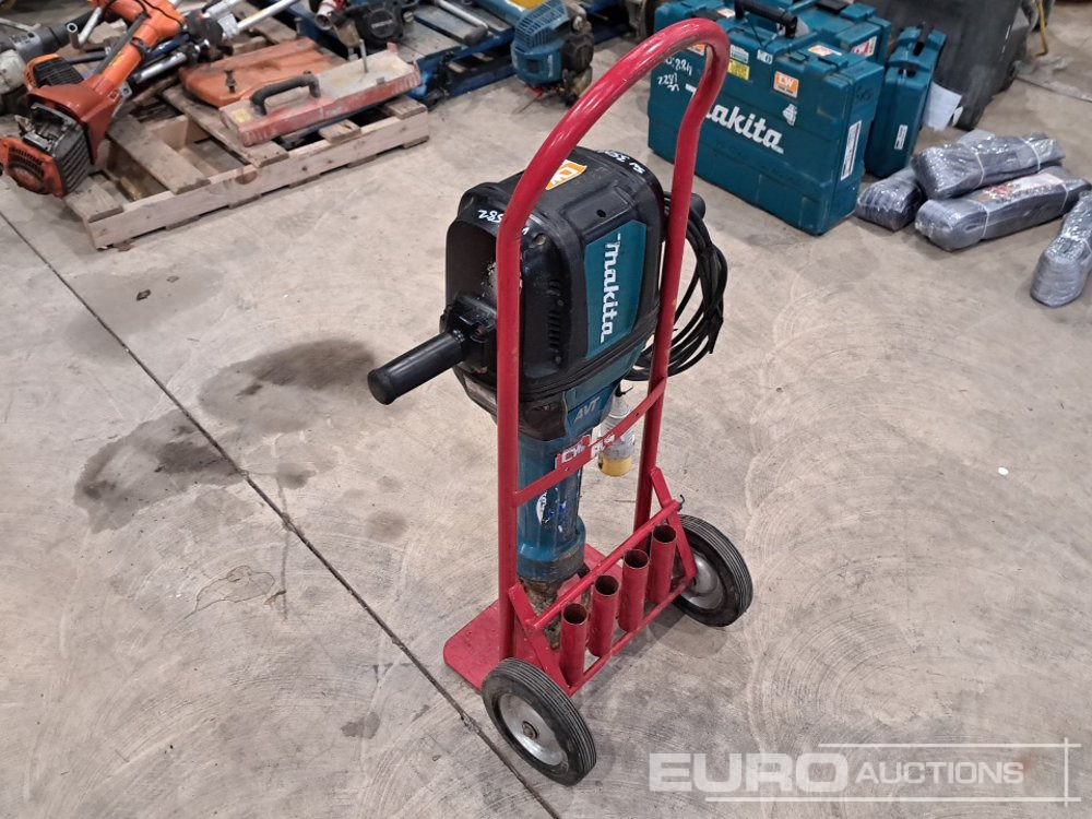 Makita AVT HM1812 110 Volt Hand Held Breaker & Trolley - Εξοπλισμού κατασκευών: φωτογραφία 2 Makita AVT HM1812 110 Volt Hand Held Breaker & Trolley - Εξοπλισμού κατασκευών: φωτογραφία 2