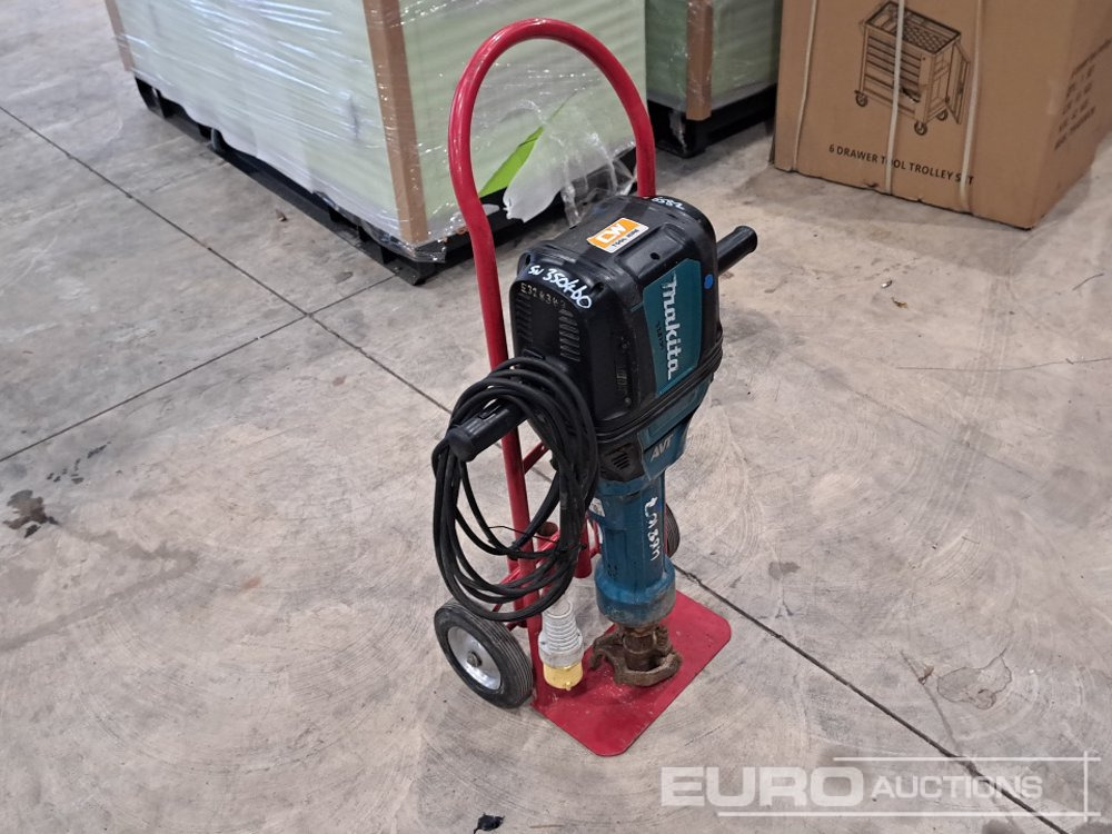 Makita AVT HM1812 110 Volt Hand Held Breaker & Trolley - Εξοπλισμού κατασκευών: φωτογραφία 4 Makita AVT HM1812 110 Volt Hand Held Breaker & Trolley - Εξοπλισμού κατασκευών: φωτογραφία 4