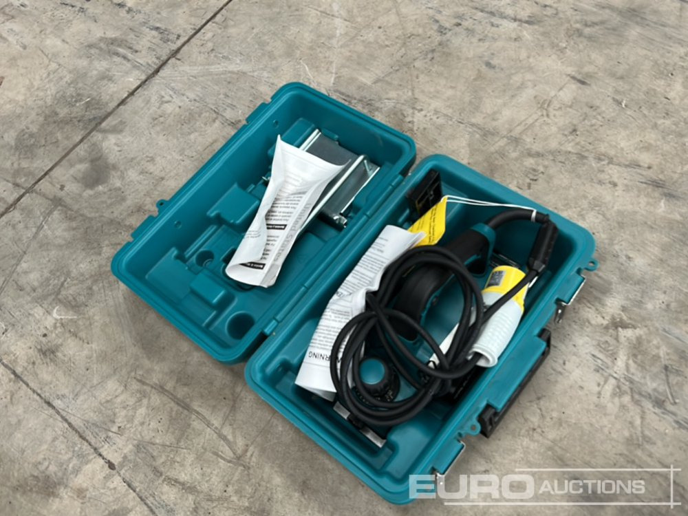 Unused Makita RT0701C 110v Router - Εξοπλισμού κατασκευών: φωτογραφία 4 Unused Makita RT0701C 110v Router - Εξοπλισμού κατασκευών: φωτογραφία 4