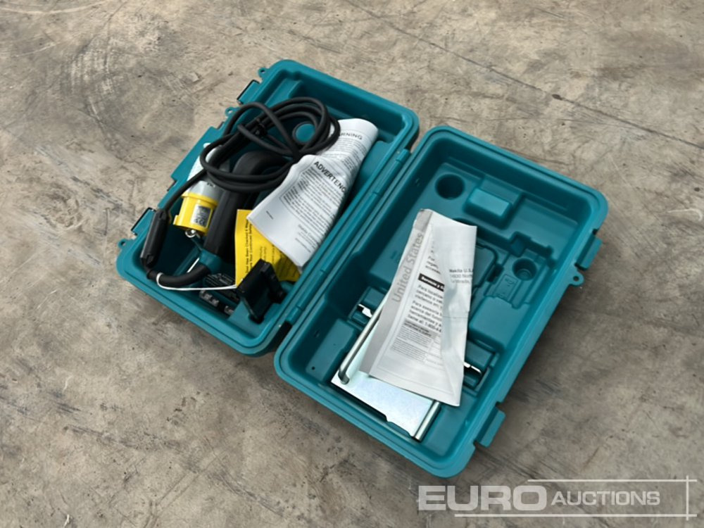 Unused Makita RT0701C 110v Router - Εξοπλισμού κατασκευών: φωτογραφία 2 Unused Makita RT0701C 110v Router - Εξοπλισμού κατασκευών: φωτογραφία 2